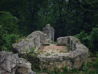 Храм-крепость в селе Монастырь - фото 1